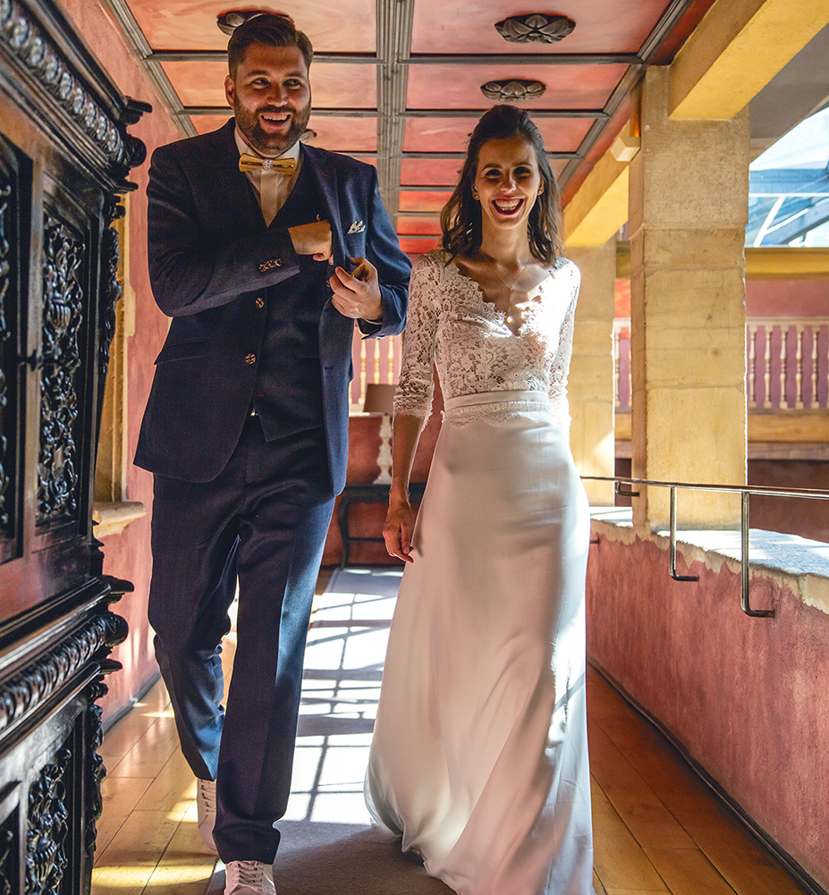 Photographe mariage haut de gamme mariés à la Cour des Loges photo de couple