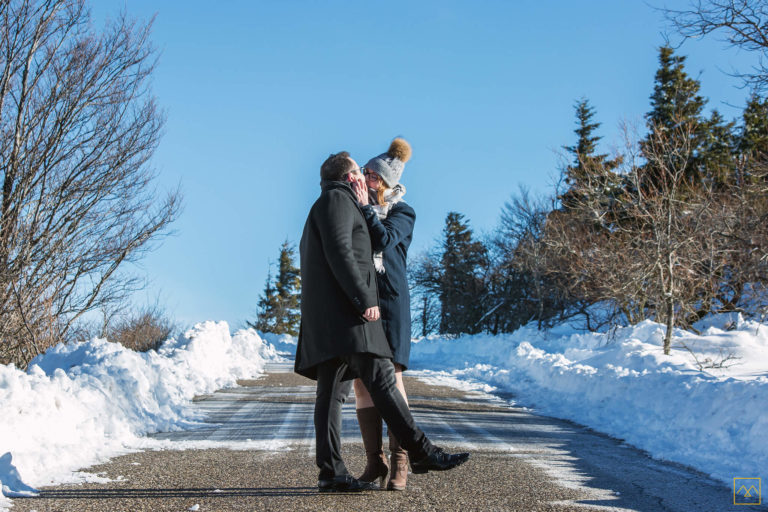 photographe séance photo couple Amédézal amoureux dans la neige