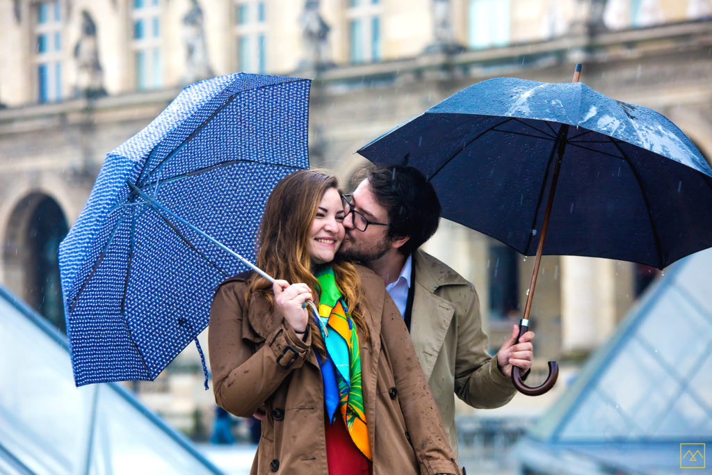 séance photo couple Amédézal amoureux paris sous la pluie