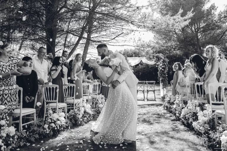 Mariage à la Bastide d'Astres, les mariés s'embrassent devant l'objectif photo de Amédézal