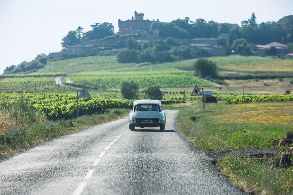 La voiture des mariés au Château des loges dans le beaujolais, photos réalisées par Amédézal