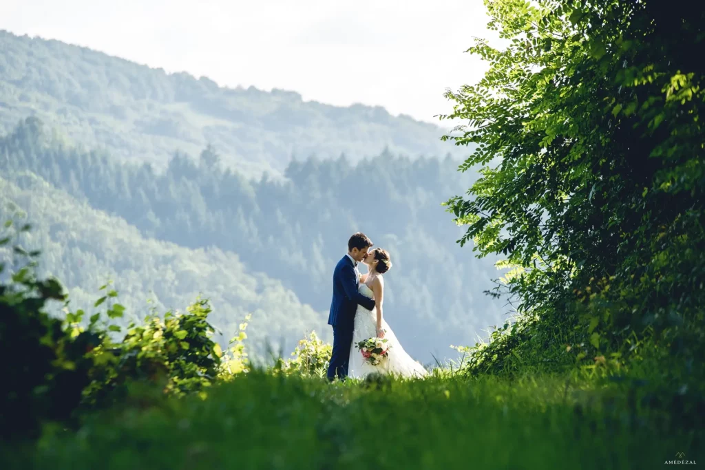 Les mariés s'embrasse dans les vignes au Domaine de Vavril Reportage photos par Amédézal