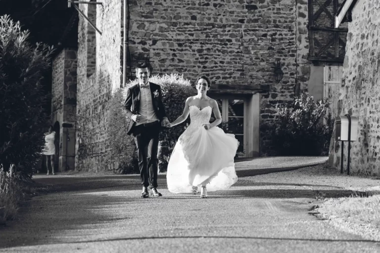 Les mariés s'échapent en amoureux de leur mariage au Domaine de Vavril Reportage photos par Amédézal