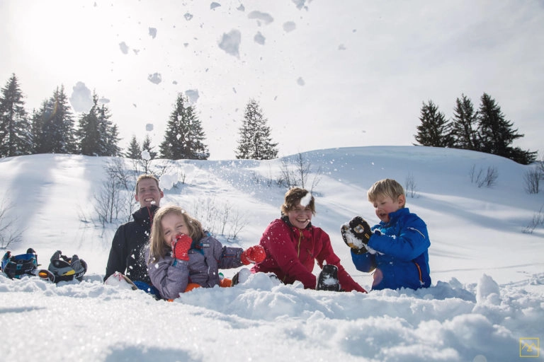 Séance photo famille dans la neige en Savoie – Photographe Amedezal