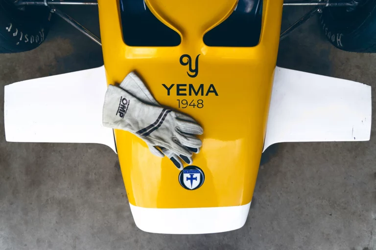 photo de l'avant d'une voiture sportive jaune yema